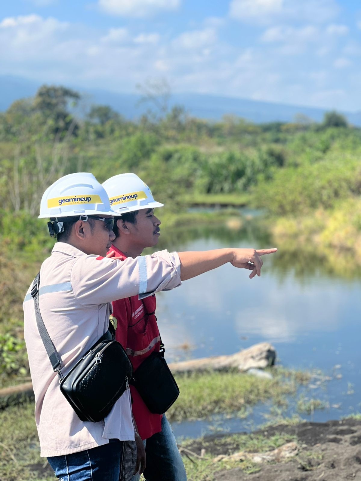 Tim survei geologi melakukan pengambilan sampel di lokasi tambang nikel Kolaka