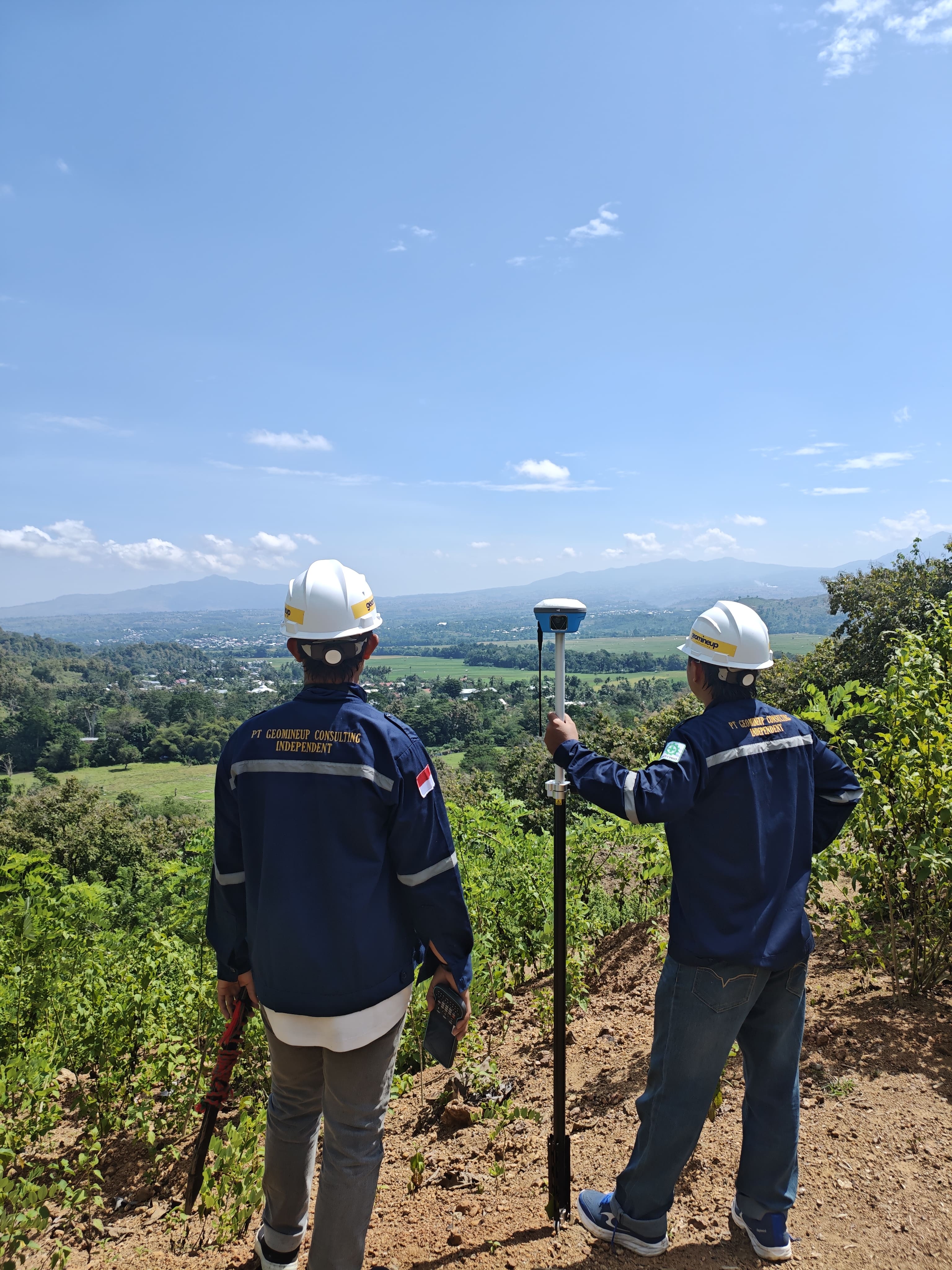 Tim survei geologi mapping lahan dan pengambilan sampel di lokasi tambang emas Natawera, Dompu