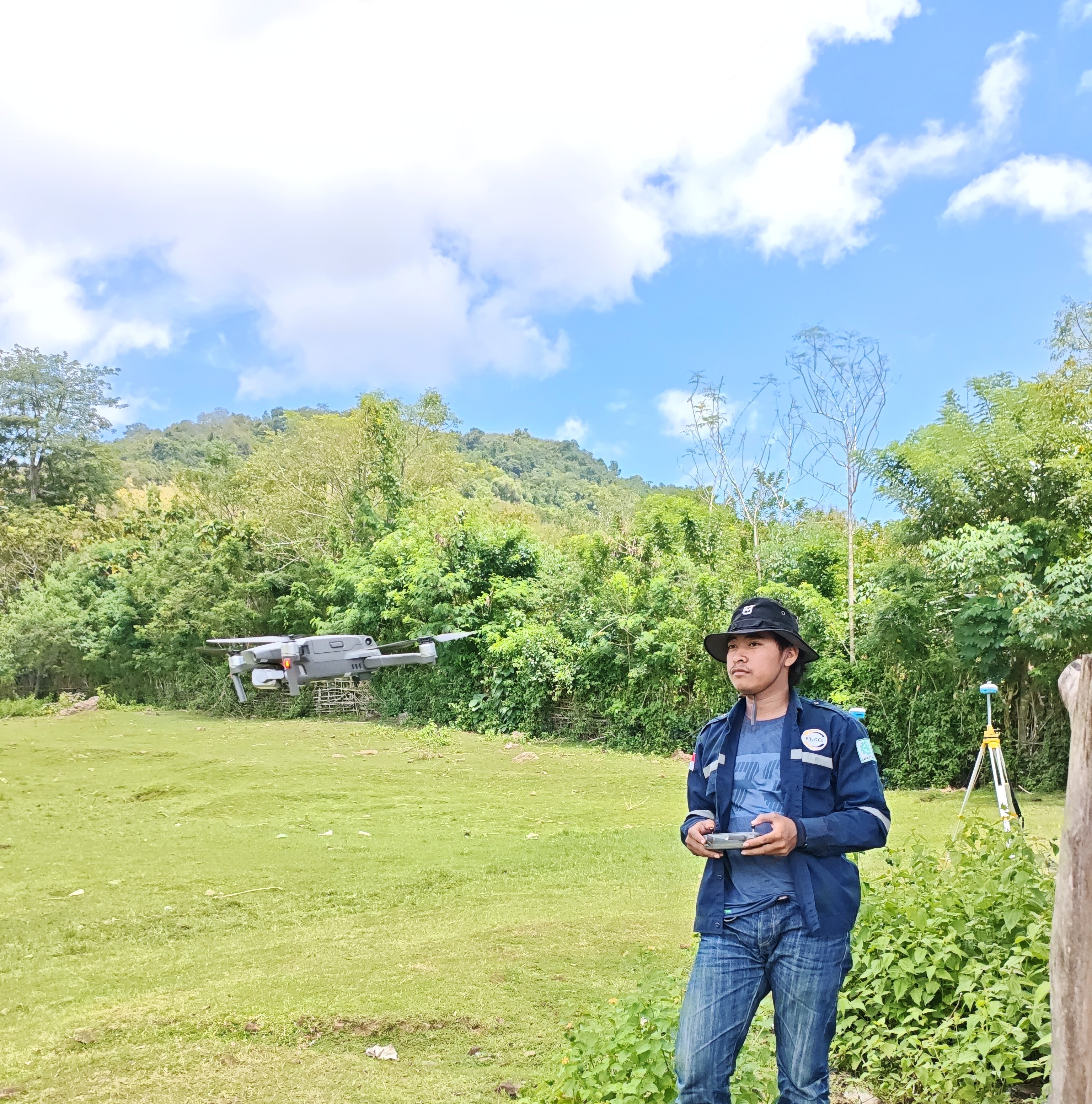 Tim survei geologi melakukan mapping lahan dan pengambilan sampel di lokasi tambang emas Lepadi, Dompu
