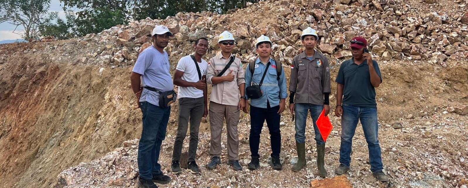 Kebersamaan Tim GCI dan Pekerja Tambang di Lapangan